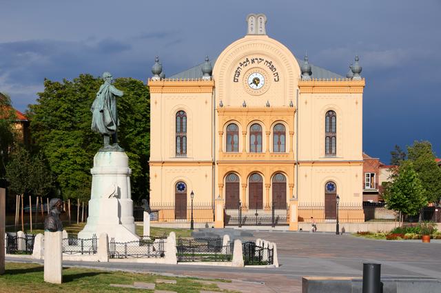 Kossuth Square with Great Synagogue