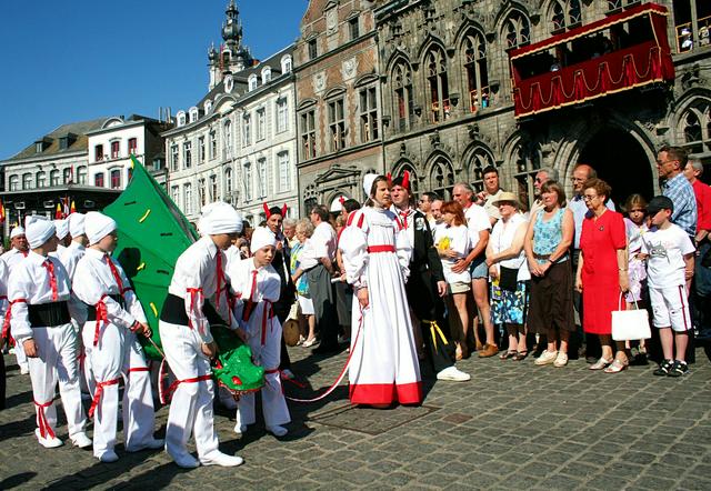 the Petit Doudou actors in the procession of the Golden Car