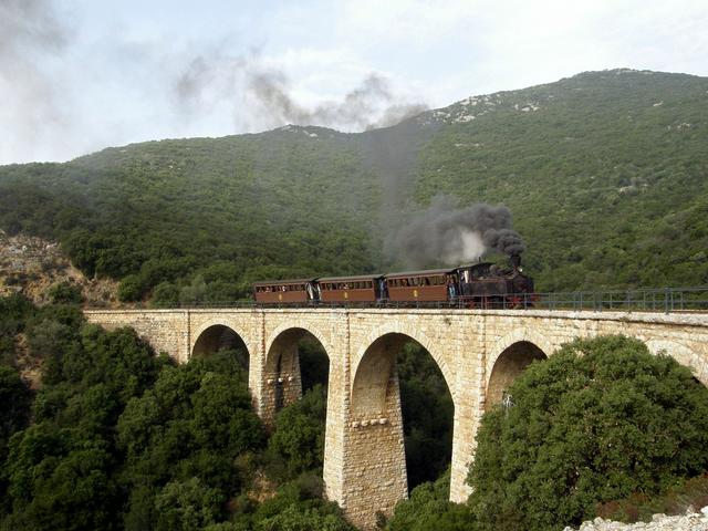 The steam train travelling to Milies.