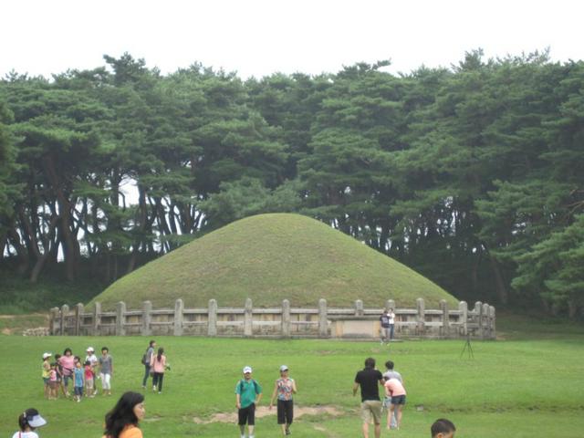 The burial mound of King Wonseong