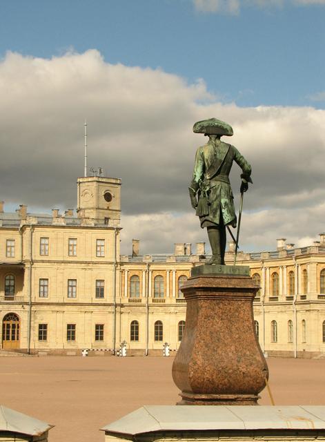 Paul I monument in Palace courtyard