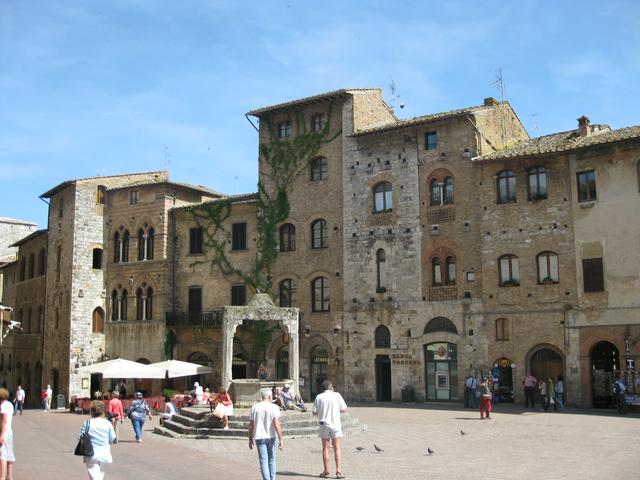 Piazza della Cisterna, showing the well (now disused) it is named for