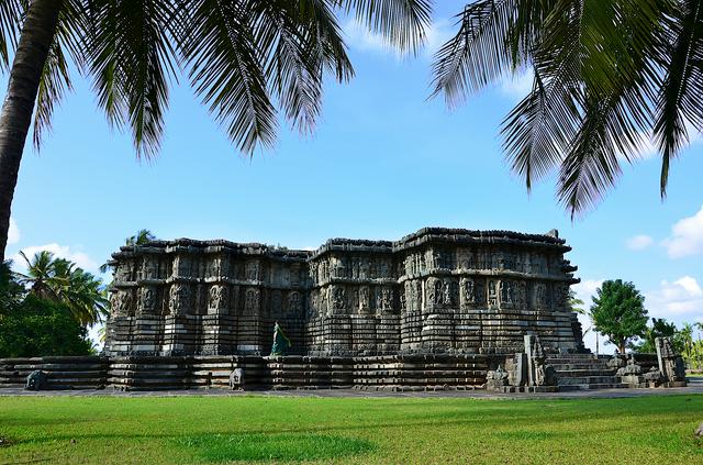 A long view of Kedareshwara Temple, Halebidu