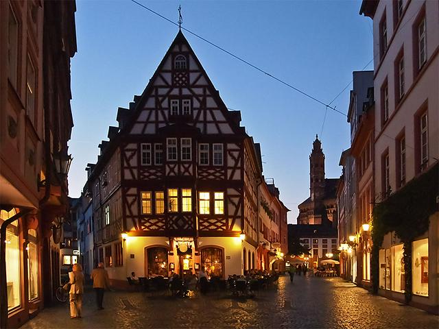 Timber framing house in Laichhofstr. with Restaurant Zum Spiegel