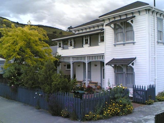 1897 Amber House with the Centre of New Zealand visible above the roof line.)