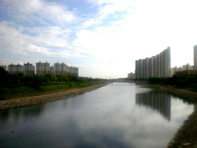 Ansan River (Ansancheon) in Hosu(in English, 'lake') Park
