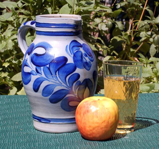 Cider à la Frankfurt — Pitcher and rhomb glass