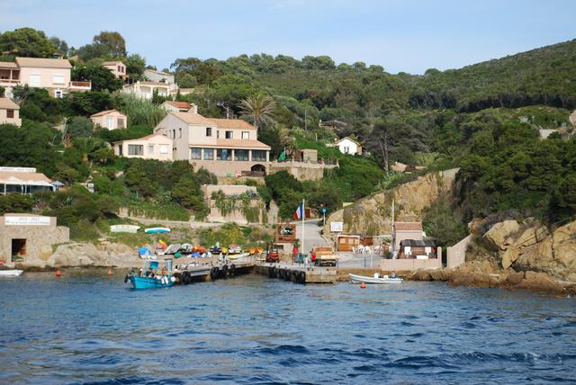  Mooring piers at the Île du Levant