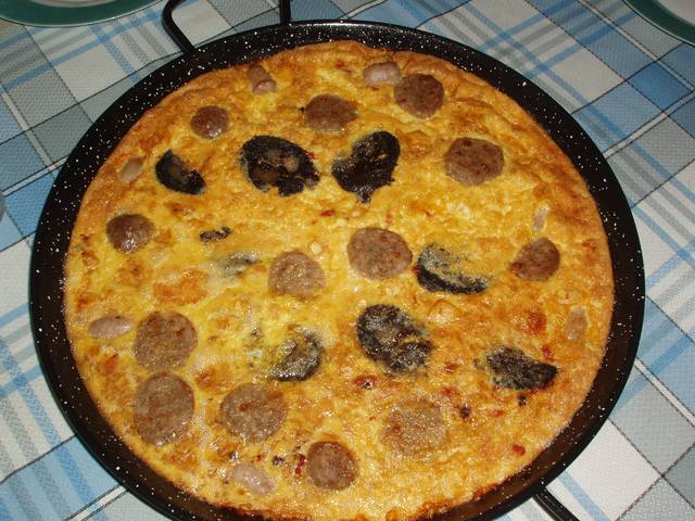 Arroz con costra (rice topped with sausages and eggs), a regional specialty