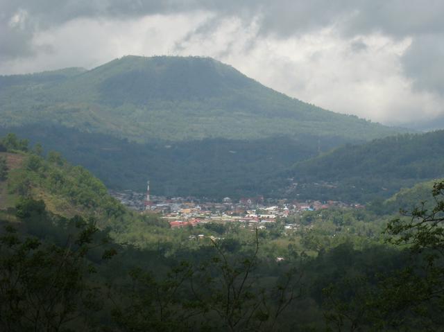 The little town of Bajawa, surrounded by volcanos and rainforest.