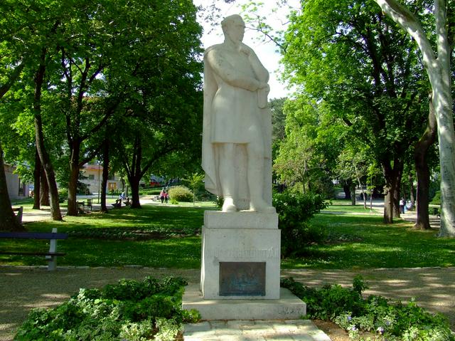 Statue of Count István Széchenyi in Balatonfüred. A János Andrássy Kurta creation (1941)