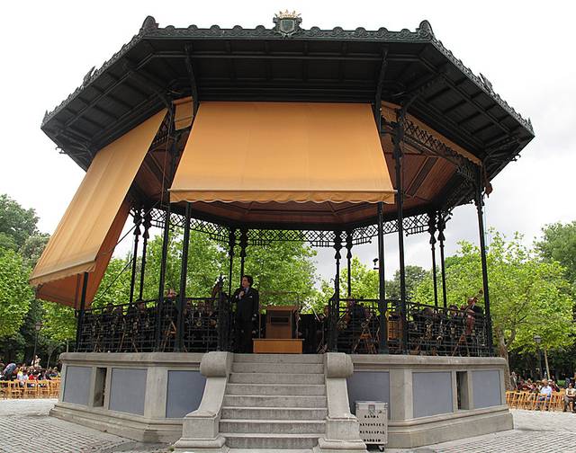 Performance of the Banda Sinfónica Municipal in El Retiro Park