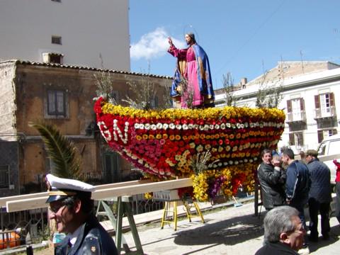 The flowered boat, carried by the worshippers during Palm Sunday.