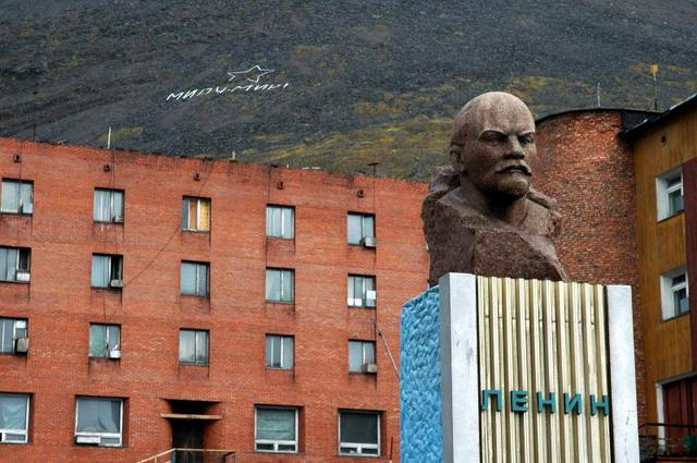 Lenin, housing blocks and Miru Mir (Peace to the World)