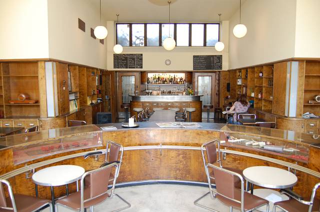 Bien Bar in a previous pharmacy at Danmarksplass.