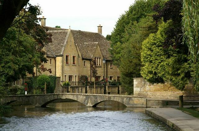 a scene along the river Windrush, Bourton