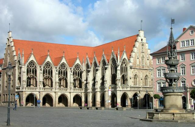 Old Rathaus and St Mary's fountain