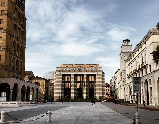 Idiosyncratic style of 1930s at the Piazza della Vittoria