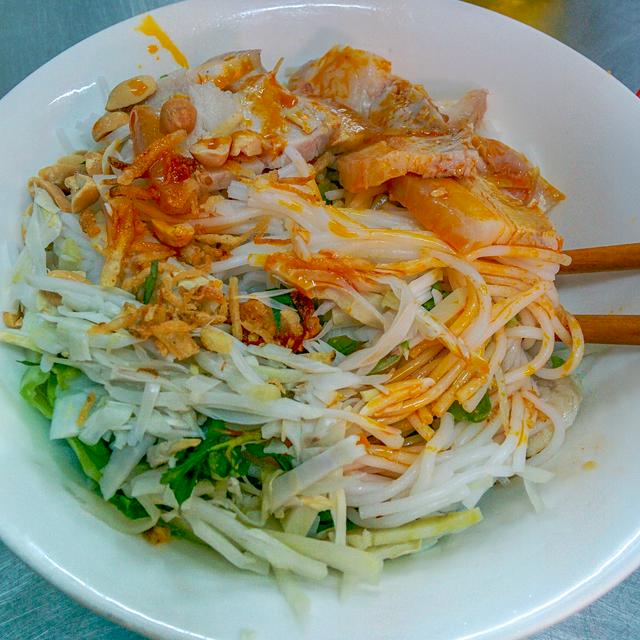 Bún mắm thịt heo luộc ở Đà Nẵng from Bún Mắm Vân, Đà Nẵng. Rice noodles served with boiled pork and a strong, fermented shrimp paste, Đà Nẵng style.