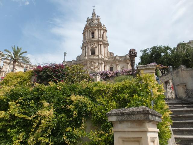 The steps and the garden of Duomo