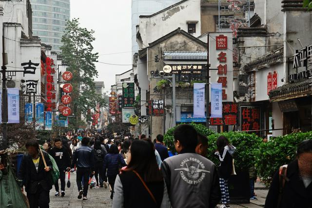 Taiping Old Street on a crowded sunday