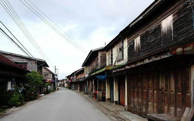 There are many old wooden buildings in Chiang Khan.