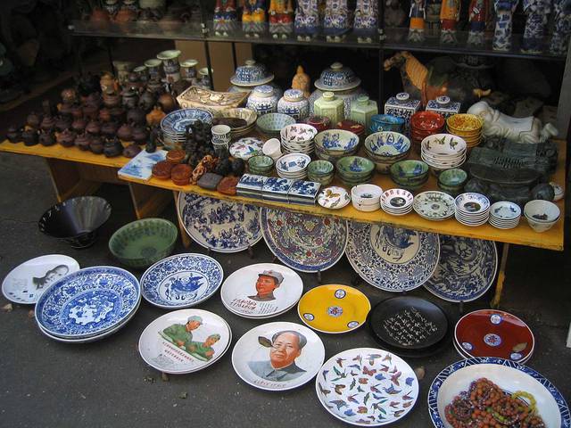 Porcelain at Shanghai's antique market