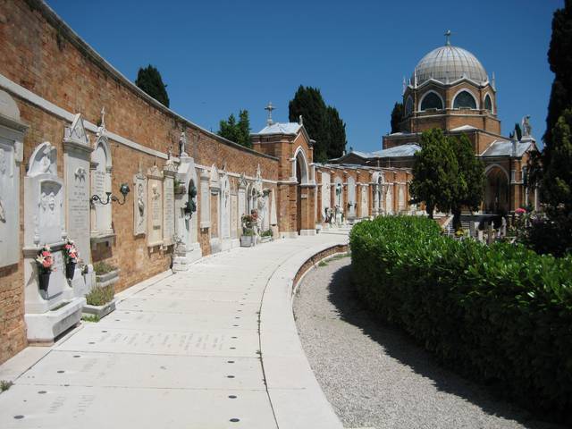 San Michele Cemetery Island, Cimitero stop