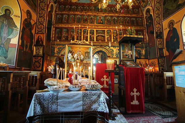 Colivă dishes are used for a church ritual.