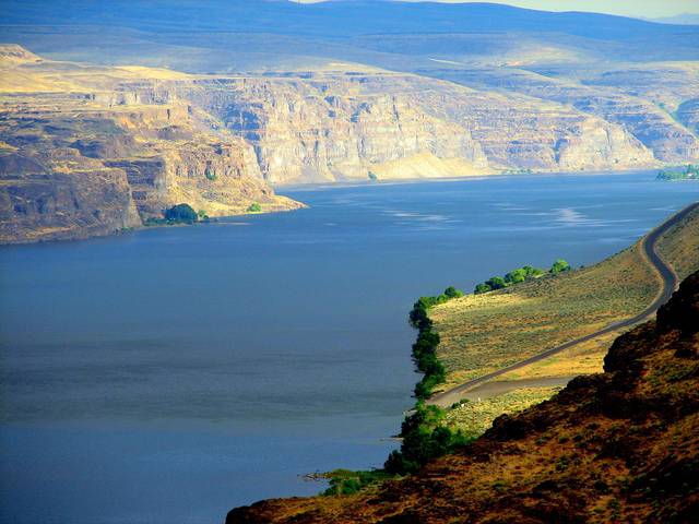 The Columbia River flows through central Washington before defining Washington's southern border.