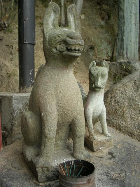 Fox statues at Saijo Inari