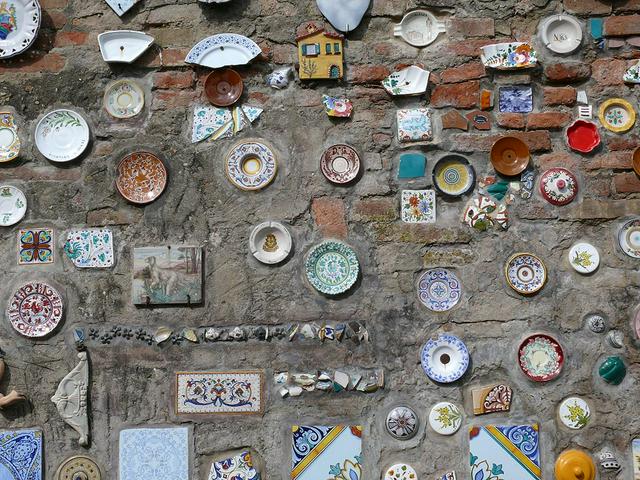 A wall of ceramics in the center of Deruta