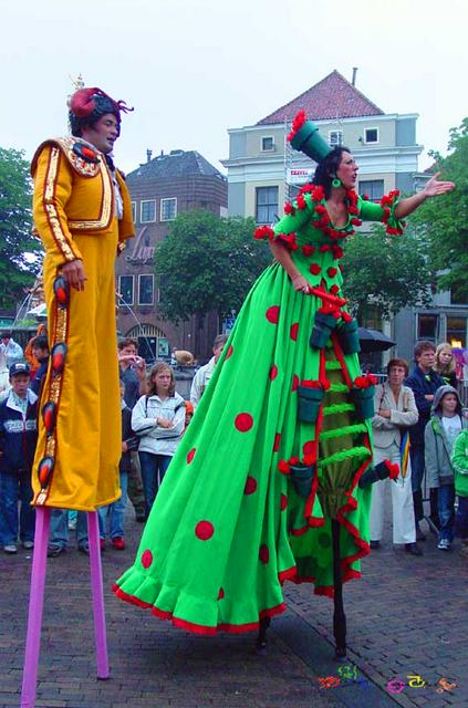 Actors on stilts during Deventer op Stelten.