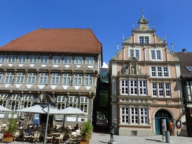 Half-timbered Stiftsherrenhaus (left) and Renaissance Leisthaus, both parts of the Hamelin Museum