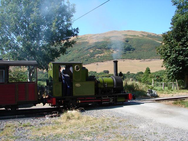 A Talyllyn Railway train passing a level crossing near Brynglas Station