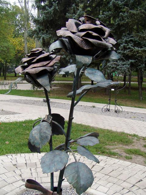 Rose - the symbol of Donetsk City, Forged Figures Park