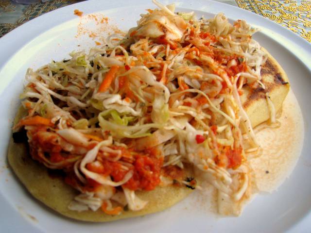Dos pupusas, por favor