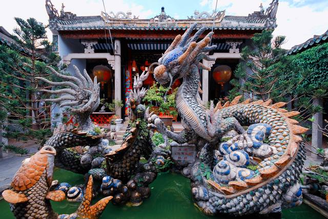 Dragon fountain at the back of the Cantonese Assembly Hall