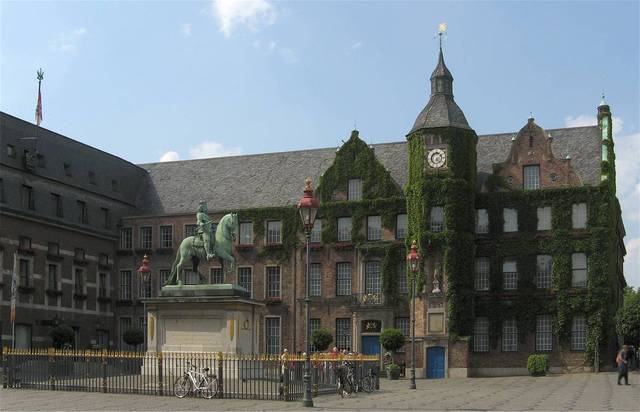 Rathaus (City Hall) and Jan Wellem in front