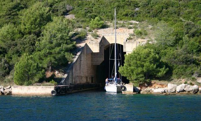 A submarine pen close to Dragove