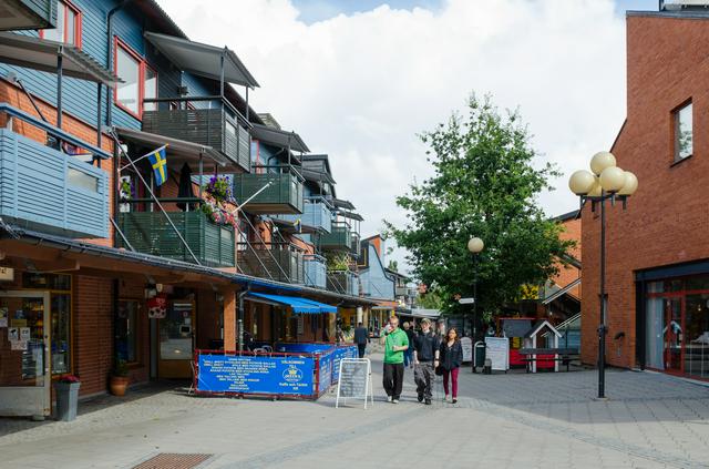 While Sweden's first urban settlements were built on the 
Ekerö islands before AD 1000, the town of Ekerö is very young, with most buildings from late 20th century. The town centre was designed by post-modern architect Ralph Erskine.