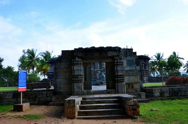 Kedareshwara Temple, Entrance gate