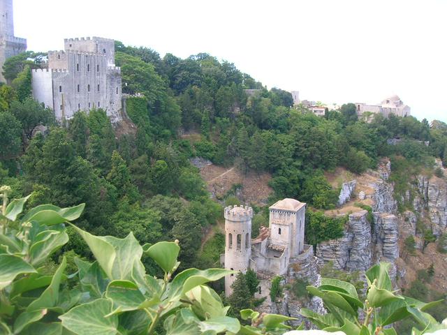 Castello di Venere and the Pepoli tower