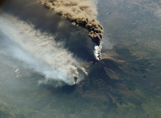 Etna eruption of 2002 seen from the International Space Station