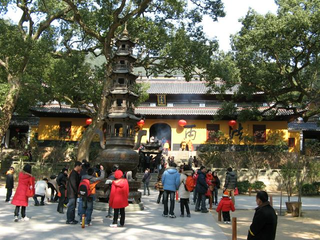 Fayu Temple, or the Back Temple as opposed to the Front Temple (Puji Temple), is the second of its kind in the sacred Guanyin Mt. Putuo.