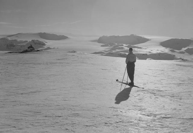 Skiing near Finse in the 1930s, Hardangerjøkulen glacier covered by snow. Parts of Hardangervidda has snow cover well into May and is popular spring skiing destination.