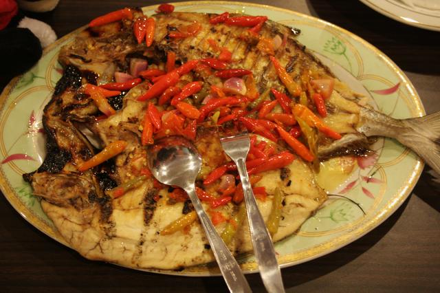 Ikan bakar rica (baked fish with hot chillies