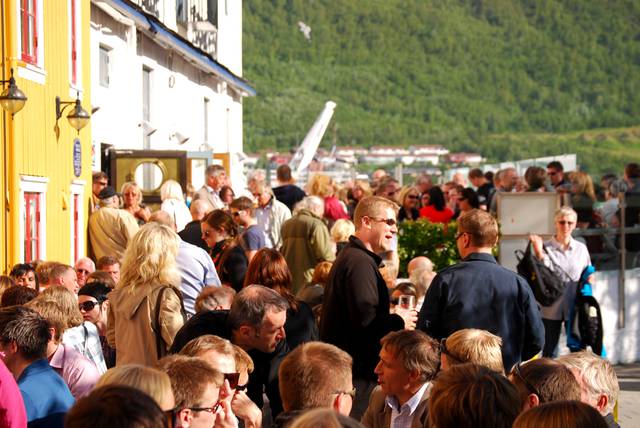 Tromsøites populating outdoor cafés