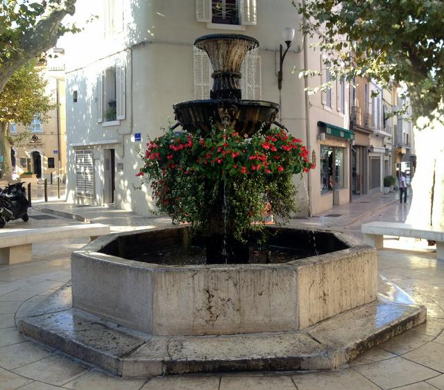 Fountain at avenue Victor Hugo