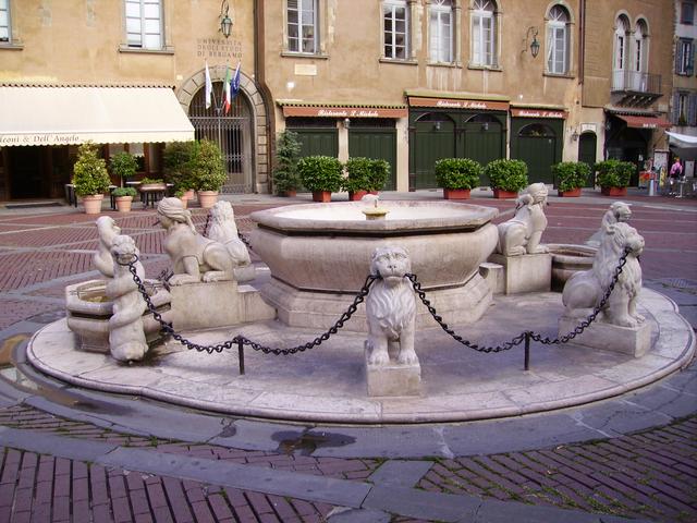 Fontana Contarini (1780) in Piazza Vecchia